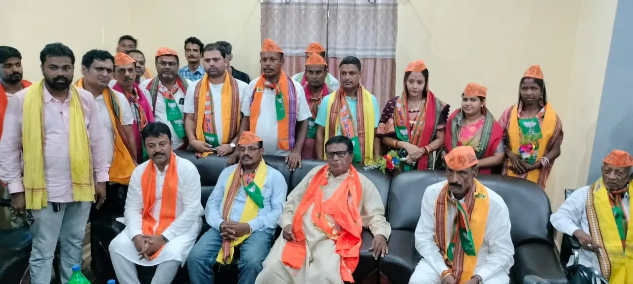  ସିମୁଳିଆ ରାଜନୀତିରେ ହଟଚମଟ: ଜ୍ୟୋତି ପାଣିଗ୍ରାହୀ ଫେରିଲେ, ୧୪ ଛାମୁଆ ବିଜେଡି ନେତା ବିଜେପିରେ ମିଶିଲେ