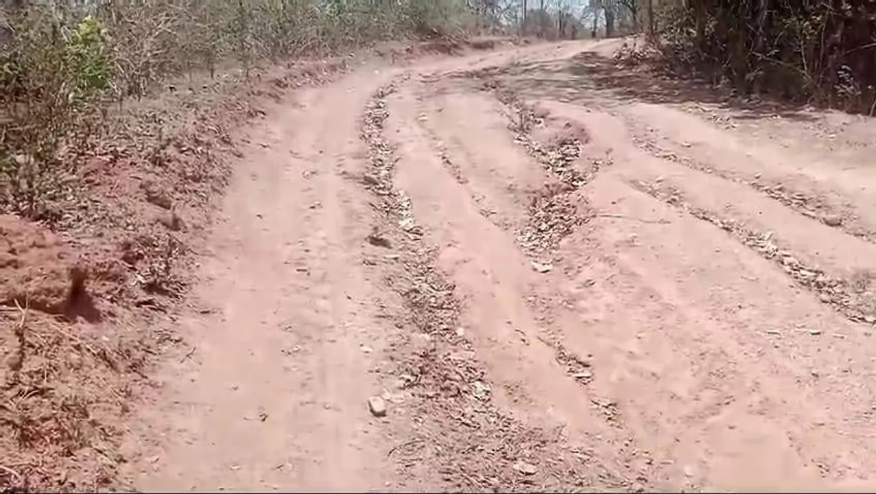  ଝରିଗାଁ ବ୍ଳକରେ ବହୁ ଗ୍ରାମକୁ ସଂଯୋଗ ହୋଇନାହିଁ ପକ୍କା ରାସ୍ତା: ରୋଗୀ ଓ ଗର୍ଭବତୀ ମହିଳାଙ୍କୁ ଖଟିଆ ଭରଷା