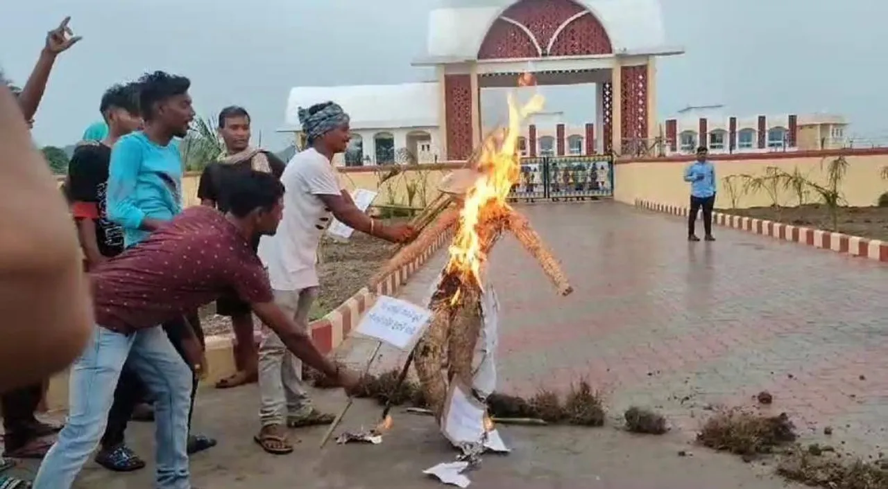  କିସ୍‌ ବିଦ୍ୟାଳୟ ସମ୍ମୁଖରେ ସ୍ଥାନୀୟ ବାସିନ୍ଦାଙ୍କ ବିକ୍ଷୋଭ, ସାଂସଦଙ୍କ କୁଶପୁତ୍ତଳିକା ଦାହ