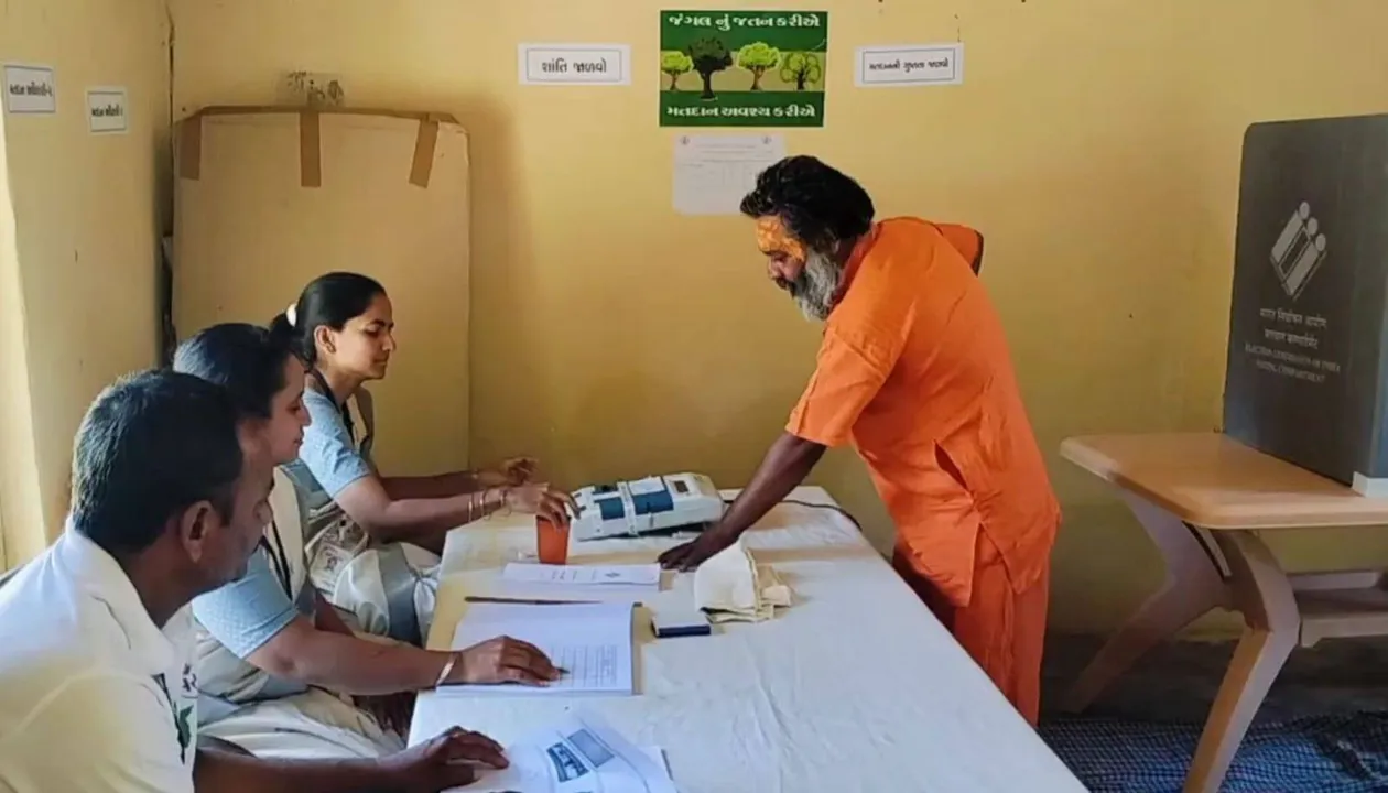  ଜଣେ ଭୋଟରଙ୍କ ପାଇଁ ଘଞ୍ଚ ଜଙ୍ଗଲରେ ପହଞ୍ଚିଲା ୧୦ ଜଣିଆ ପୋଲିଂ ଦଳ