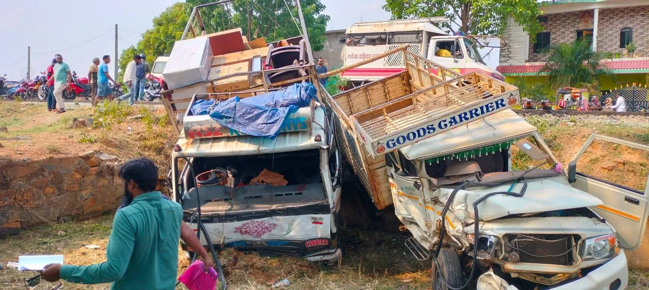  ମିନି ଟ୍ରକ୍-ପିକ୍‌ଅପ୍ ମୁହାଁମୁହିଁ ଧକ୍କା, ୪ ଗୁରୁତର