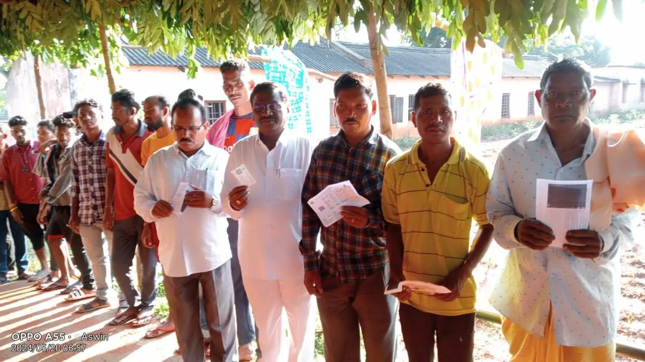  ମତଦାନ କେନ୍ଦ୍ରରେ ଲାଇନରେ ଠିଆ ହୋଇ ଭୋଟ ଦେଲେ ଉପବାଚସ୍ପତି ତଥା ବିଜେଡି ପ୍ରାର୍ଥୀ ସାଲୁଗା ପ୍ରଧାନ