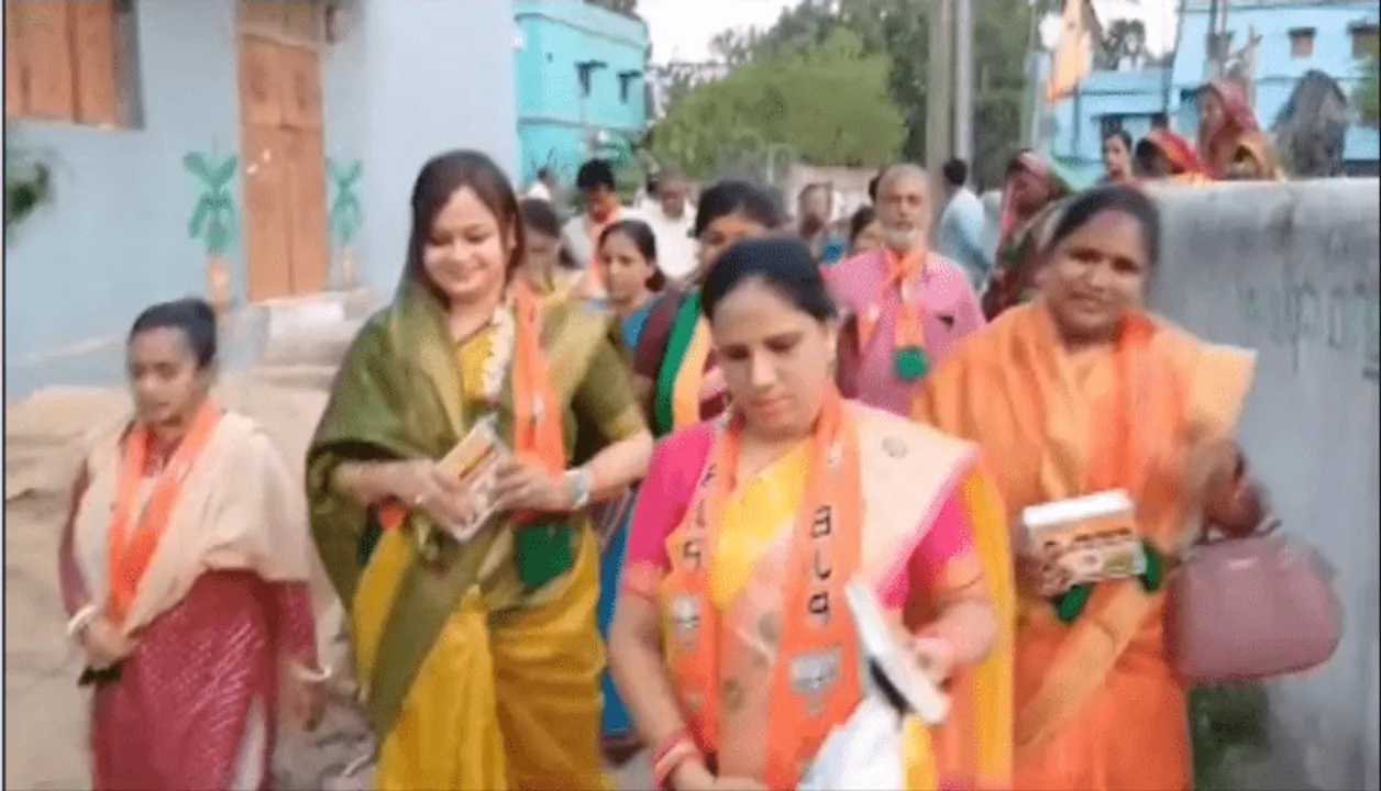  ନିର୍ବାଚନ ପ୍ରଚାର ସରଗରମ: ପାରଳାଖେମୁଣ୍ଡି, କୋରେଇରେ ସ୍ବାମୀଙ୍କ ପାଇଁ ସ୍ତ୍ରୀ ମାଗୁଛନ୍ତି ଭୋଟ୍‌