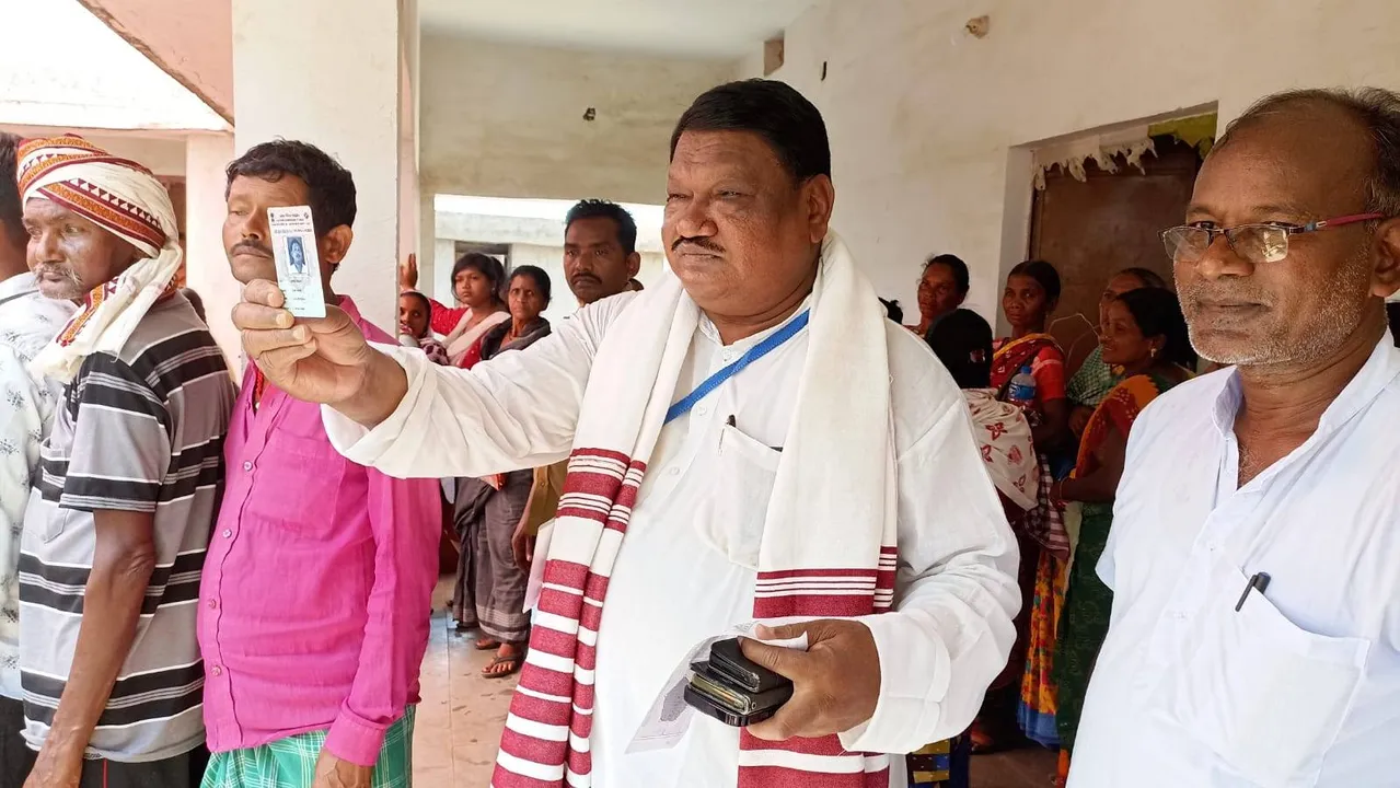  ଲାଇନରେ ଛିଡା ହୋଇ ଭୋଟ ଦେଲେ ସାଂସଦ ପ୍ରାର୍ଥୀ ଜୁଏଲ ଓରାମ