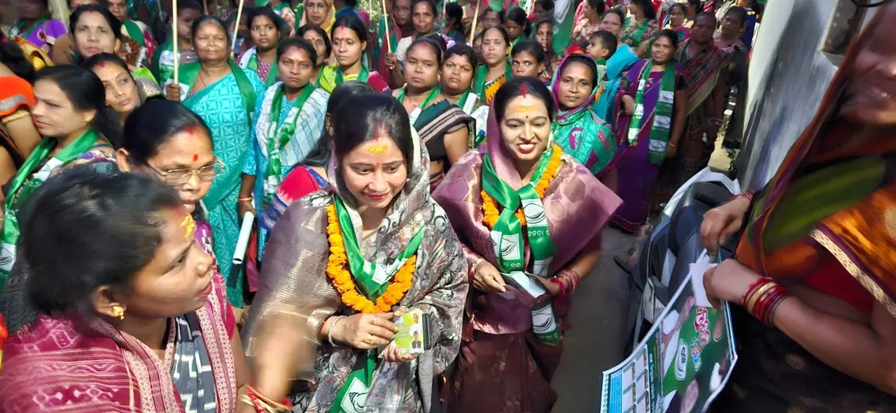 ଗାଁରେ ଯୋଗେଶଙ୍କ ପ୍ରଚାର ଜୋର୍: ଏପଟେ ସହରରେ ମଙ୍ଗ ଧରିଛନ୍ତି ପତ୍ନୀ ଶ୍ରଦ୍ଧାଞ୍ଜଳି