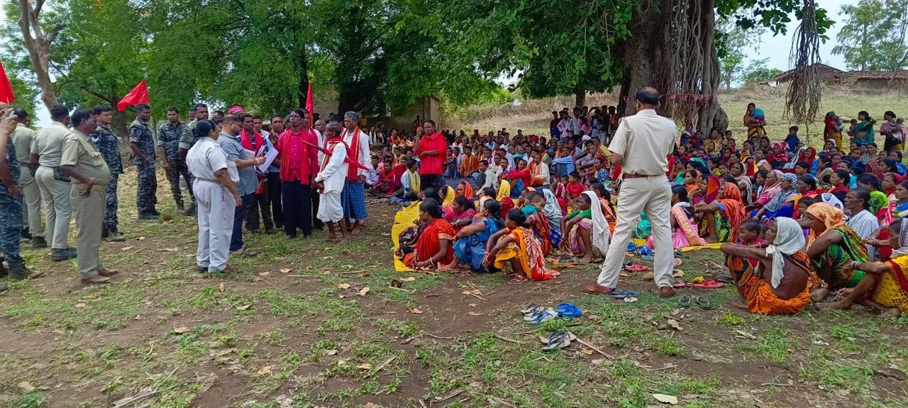  ସୀମାନ୍ତ ୧୦ଟି ଗ୍ରାମରେ ଭୋଟ ବର୍ଜନ; ମୌଳିକ ସୁବିଧାରୁ ବଞ୍ଚିତ ଅଭିଯୋଗରେ ଧାରଣାରେ ବସିଲେ