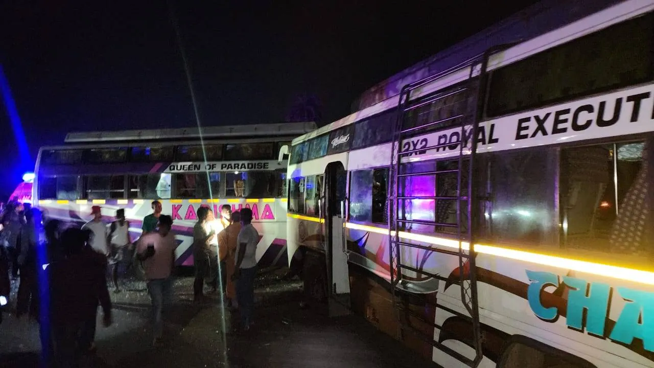  ୨ଯାତ୍ରୀବାହୀ ବସ ମୁହାଁମୁହିଁ: ଡ୍ରାଇଭର ମୃତ, ୩୦ ଆହତ