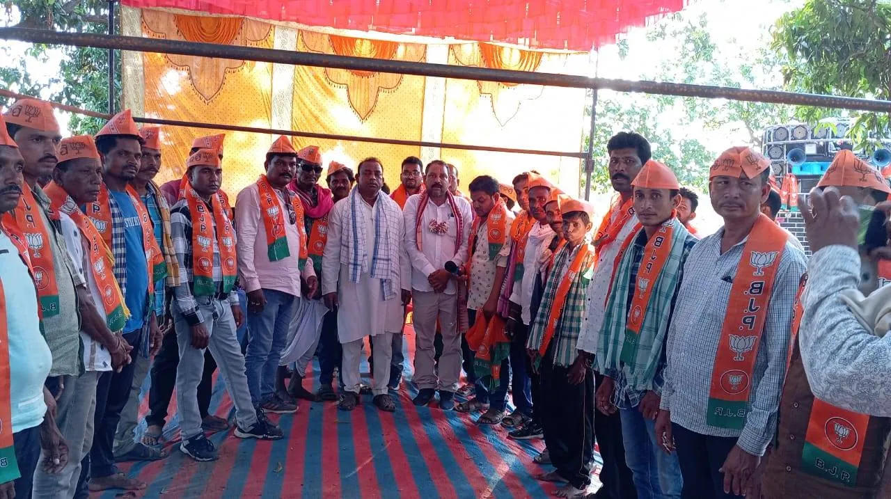  କଂଗ୍ରେସ ପ୍ରତି ଅସନ୍ତୋଷ ଥିଲେ; ବିଜେପିରେ ଯୋଗ ଦେଲେ ଶତାଧିକ କର୍ମୀ