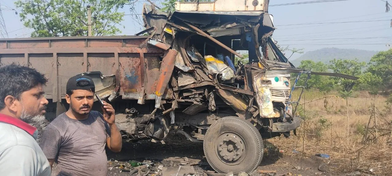  ସ୍କୁଲ ବସ୍-ଟ୍ରକ୍ ମୁହାଁମୁହିଁ ଧକ୍କା: ୬ ଆହତ