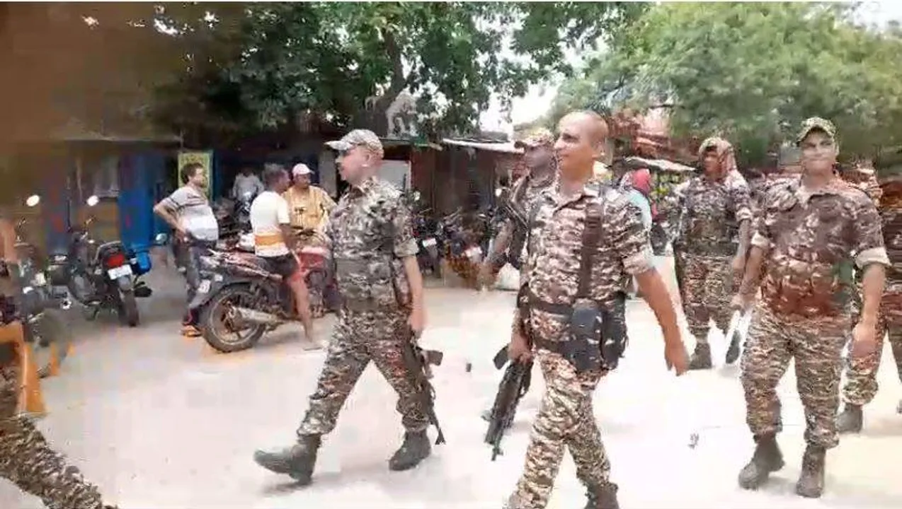  ସାଧାରଣ ନିର୍ବାଚନ: ବୀରମହାରାଜପୁରରେ ମତଦାନ ପୂର୍ବରୁ ପୁଲିସର ଫ୍ଲାଗମାର୍ଚ୍ଚ