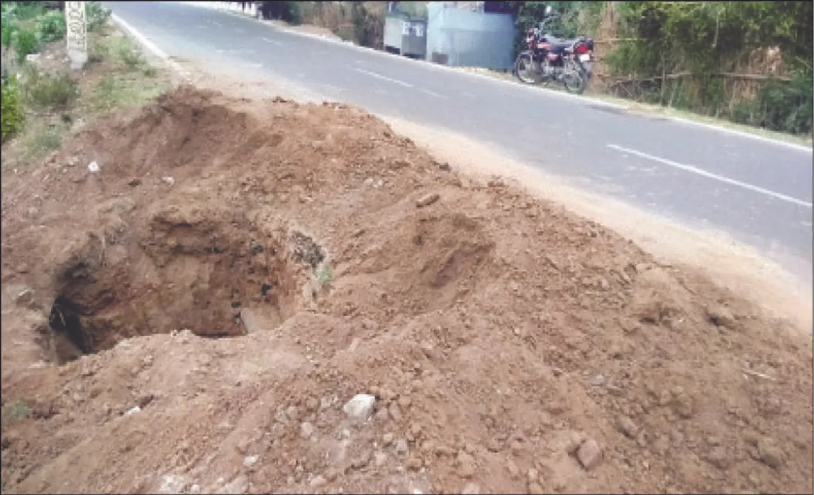  ଅପ୍‌ଟିକ୍‌ ଫାଇବର୍‌ ବିଛାଇବା ନାଁରେ ଘରୋଇ ସଂସ୍ଥାର ମନମାନି: ଖାଲଖମା ଯୋଗୁ ପଥଚାରୀ କଲବଲ
