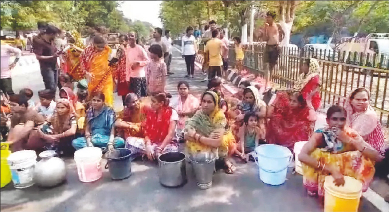  ପାଣି ପାଇଁ ମହିଳାଙ୍କ ରାସ୍ତାରୋକ: ୨୪ ଘଣ୍ଟା ନ ଦେଲେ ନାହିଁ, ୨୪ ମିନିଟ୍‌ ପାଣି ଦିଅନ୍ତୁ