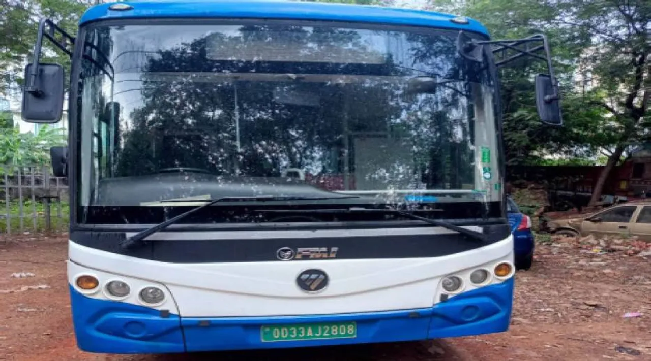  ଟ୍ରାଫିକ୍‌ ଛକରେ ଧସେଇ ପଶିଲା ମୋ’ ବସ୍‌: ଅଳ୍ପକେ ଟଳିଗଲା ଦୁର୍ଘଟଣା