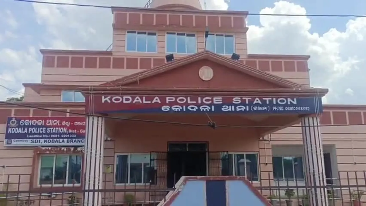  କୋଦଳା ଥାନାରେ ପଶି ହତ୍ୟା ଅଭିଯୁକ୍ତଙ୍କୁ ଟାଣି ନେଉଥିଲେ ଦୁର୍ବୃତ୍ତ: ଦୁଇଜଣଙ୍କ ନାମରେ ମାମଲା