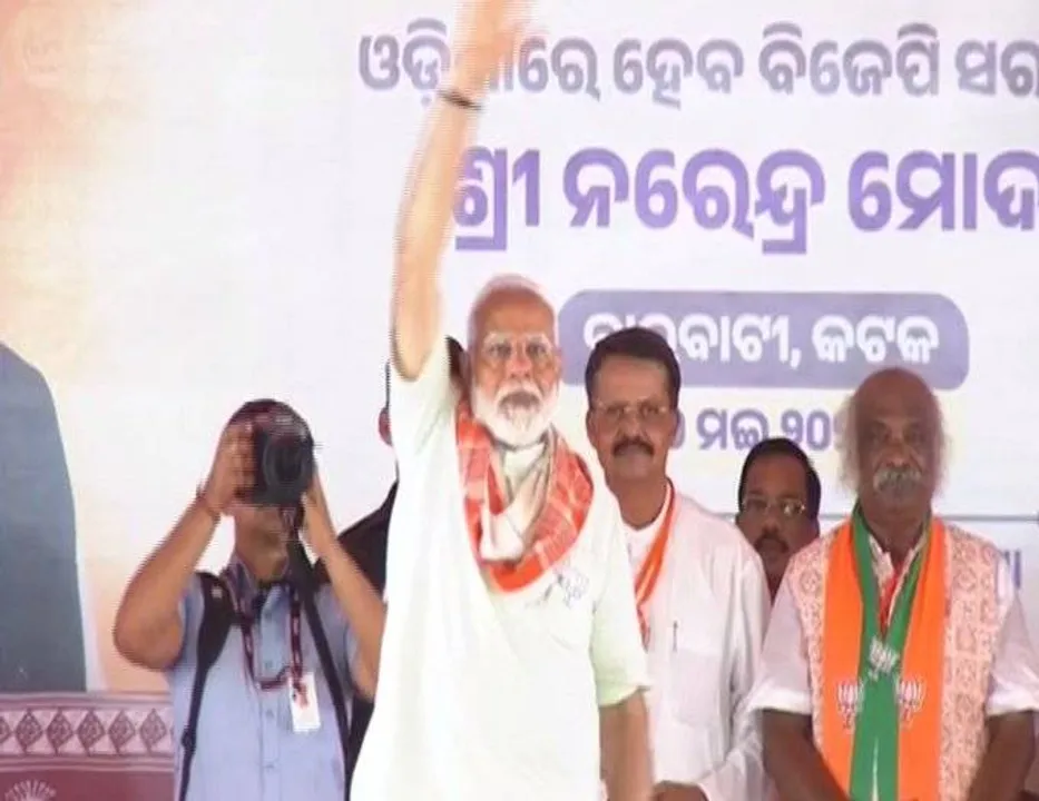 କଟକ ନିର୍ବାଚନୀ ସଭା ମଞ୍ଚରେ ତିନି ବିଶିଷ୍ଟ ବ୍ୟକ୍ତିଙ୍କୁ ସମ୍ବର୍ଦ୍ଧିତ କଲେ ପ୍ରଧାନମନ୍ତ୍ରୀ ନରେନ୍ଦ୍ର ମୋଦୀ