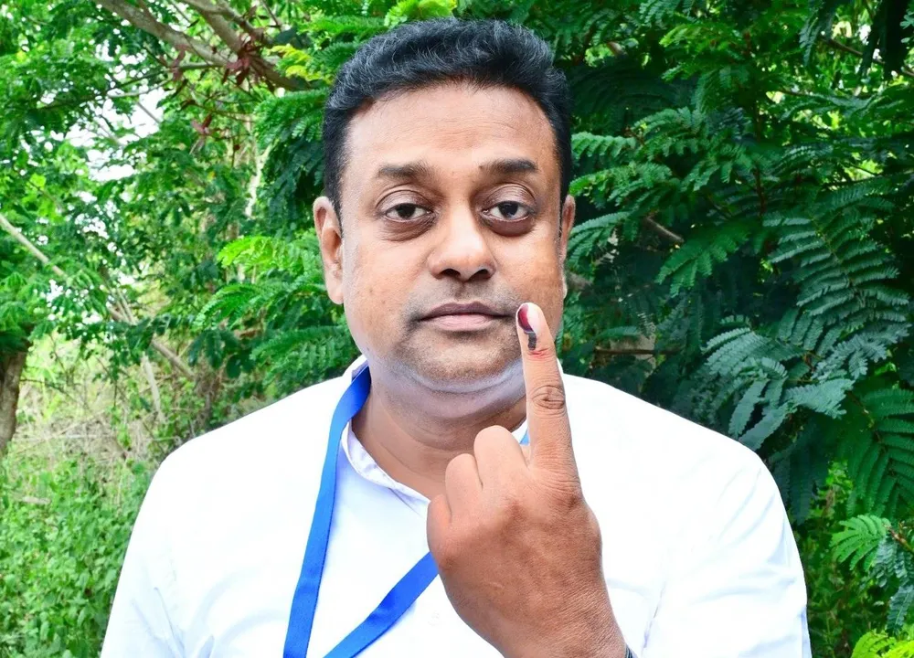  ଦେଢ଼ ଘଣ୍ଟା ଛିଡ଼ା ହେବା ପରେ ଭୋଟ୍ ଦେଲେ ପୁରୀ ଲୋକସଭା ବିଜେପି ପ୍ରାର୍ଥୀ ଡାକ୍ତର ସମ୍ବିତ ପାତ୍ର