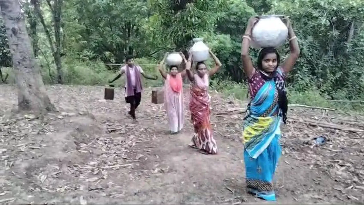  ବିକାଶ ଦେଖିଲାନି ପାହାଡ଼ ଉପର ୬ ବସ୍ତି, ଶୋଷ ମେଣ୍ଟାଉଛି ପାହାଡ଼ ତଳ କୂଅ ଓ ଗାଡ଼ିଆ ପାଣି