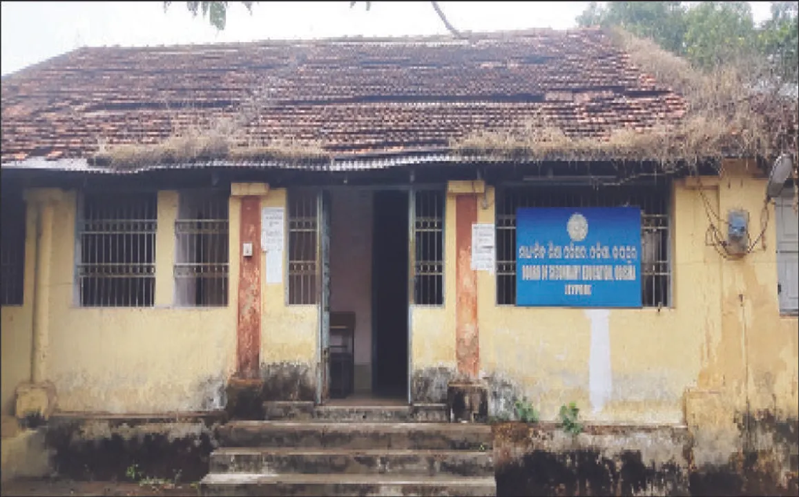  ଏବେ ବି ବେସାହାରା: ବାଳିକା ହାଇସ୍କୁଲ୍‌ କୋଠାରେ ୧୨ ବର୍ଷ ହେଲା ମୁଣ୍ଡ ଗୁଞ୍ଜିଛି
