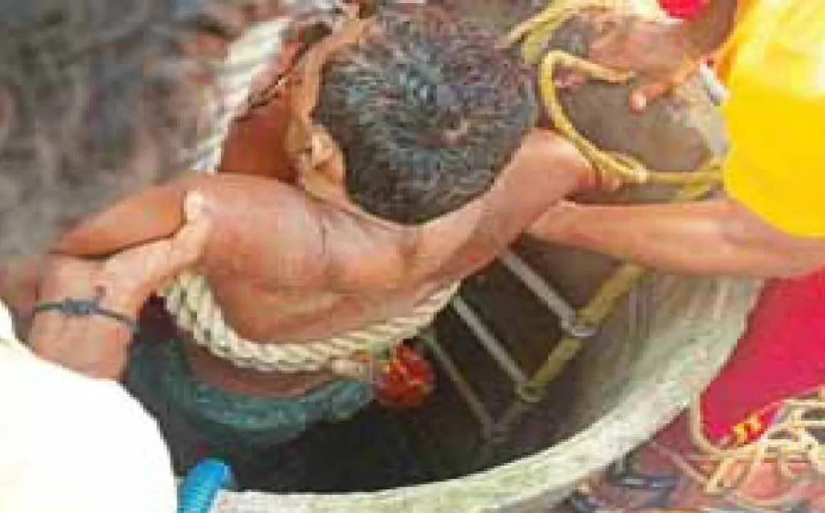  ଉଦ୍ଧାର କରିବାକୁ ଯାଇ ନିଜେ ଆଖିବୁଜିଲେ: କୂଅ ଭିତରୁ ବଞ୍ଚିଗଲା ଦୁଇ ଜୀବନ