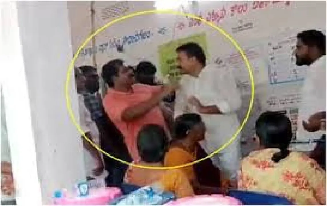  ନିର୍ବାଚନ କେନ୍ଦ୍ରରେ ଭୋଟର୍‌ଙ୍କୁ ଚାପୁଡ଼ା ମାରିଲେ ବିଧାୟକ: ଖାଇଲେ ଓଲଟା ମାଡ଼