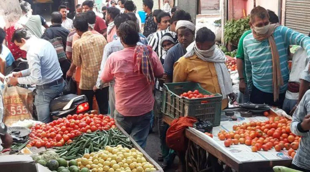  ବାଲେଶ୍ବରରେ କର୍ଫ୍ୟୁ କୋହଳ: ଅତ୍ୟାବଶ୍ୟକୀୟ ଜିନିଷ କିଣିବା ପାଇଁ ବଜାରରେ ଭିଡ଼, ଫେରୁଛି ସ୍ବାଭାବିକ ସ୍ଥିତି