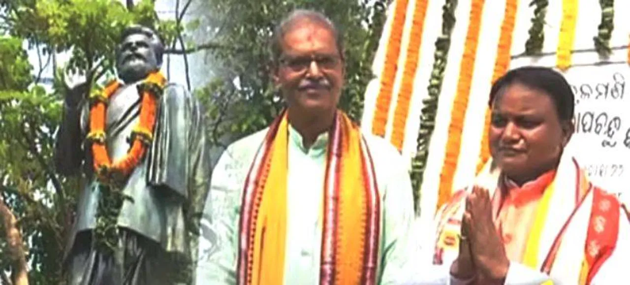  ସୁଆଣ୍ଡୋରେ ମୁଖ୍ୟମନ୍ତ୍ରୀ: ଉତ୍କଳମଣି ଗୋପବନ୍ଧୁଙ୍କ ପ୍ରତିମୂର୍ତ୍ତିରେ ମାଲ୍ୟାର୍ପଣ କଲେ