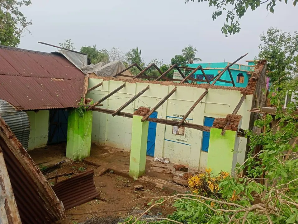  କାଳ ବୈଶାଖୀ ତାଣ୍ଡବ: ଭାଙ୍ଗିଲା ସରକାରୀ ଅଫିସ, ଗଛପଡ଼ି ରାସ୍ତା ଅବରୋଧ