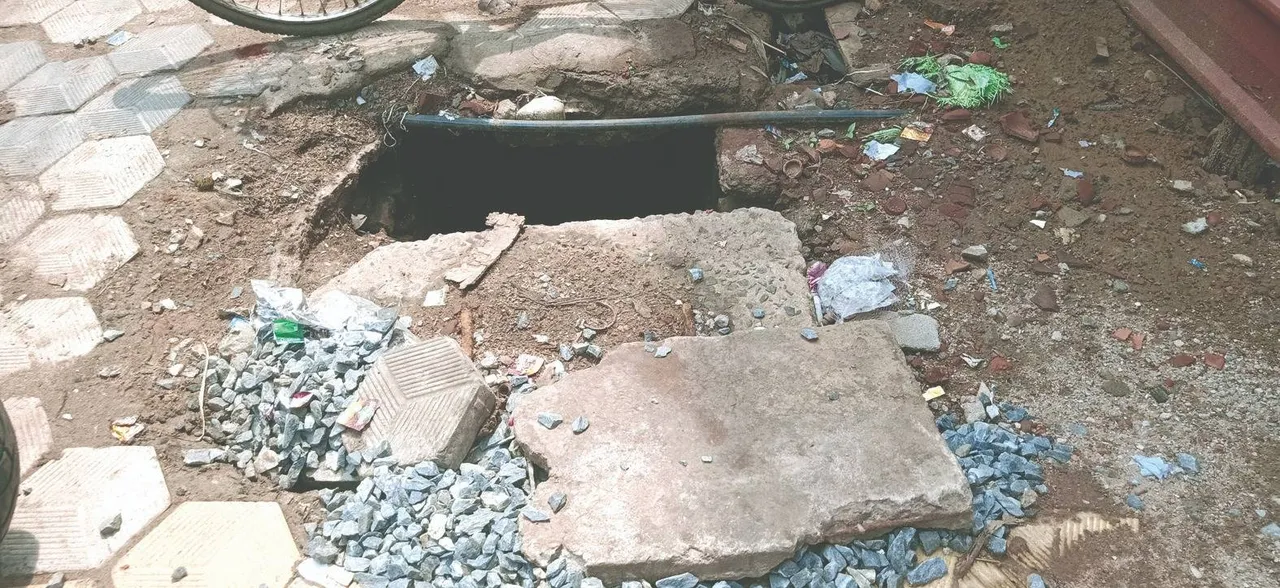 ଫୁଟ୍‌ପାଥ ମାଡ଼ିବସିଛନ୍ତି ବ୍ୟବସାୟୀ: ଚାଲିବାକୁ ରାସ୍ତା ନାହିଁ