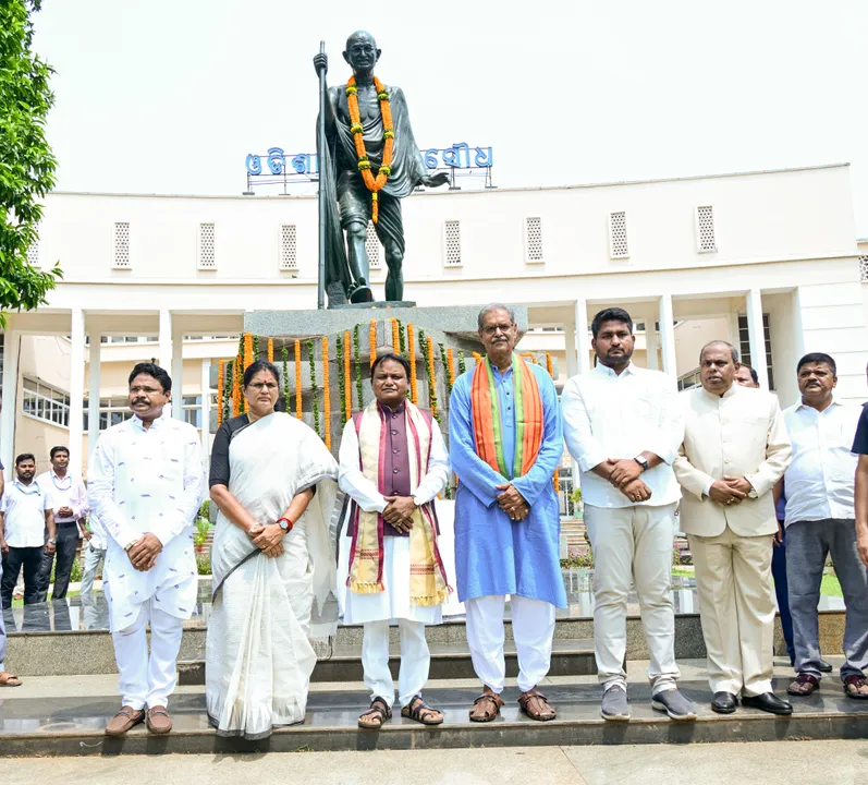  ଭୁବନେଶ୍ବର: ମହାତ୍ମାଗାନ୍ଧୀଙ୍କ ପ୍ରତିମୂର୍ତ୍ତିରେ ମାଲ୍ୟାର୍ପଣ ପରେ ମୁଖ୍ୟମନ୍ତ୍ରୀ ମୋହନ ଚରଣ ମାଝୀ ଓ ମନ୍ତ୍ରିମଣ୍ଡଳୀର ସଦସ୍ୟବୃନ୍ଦ