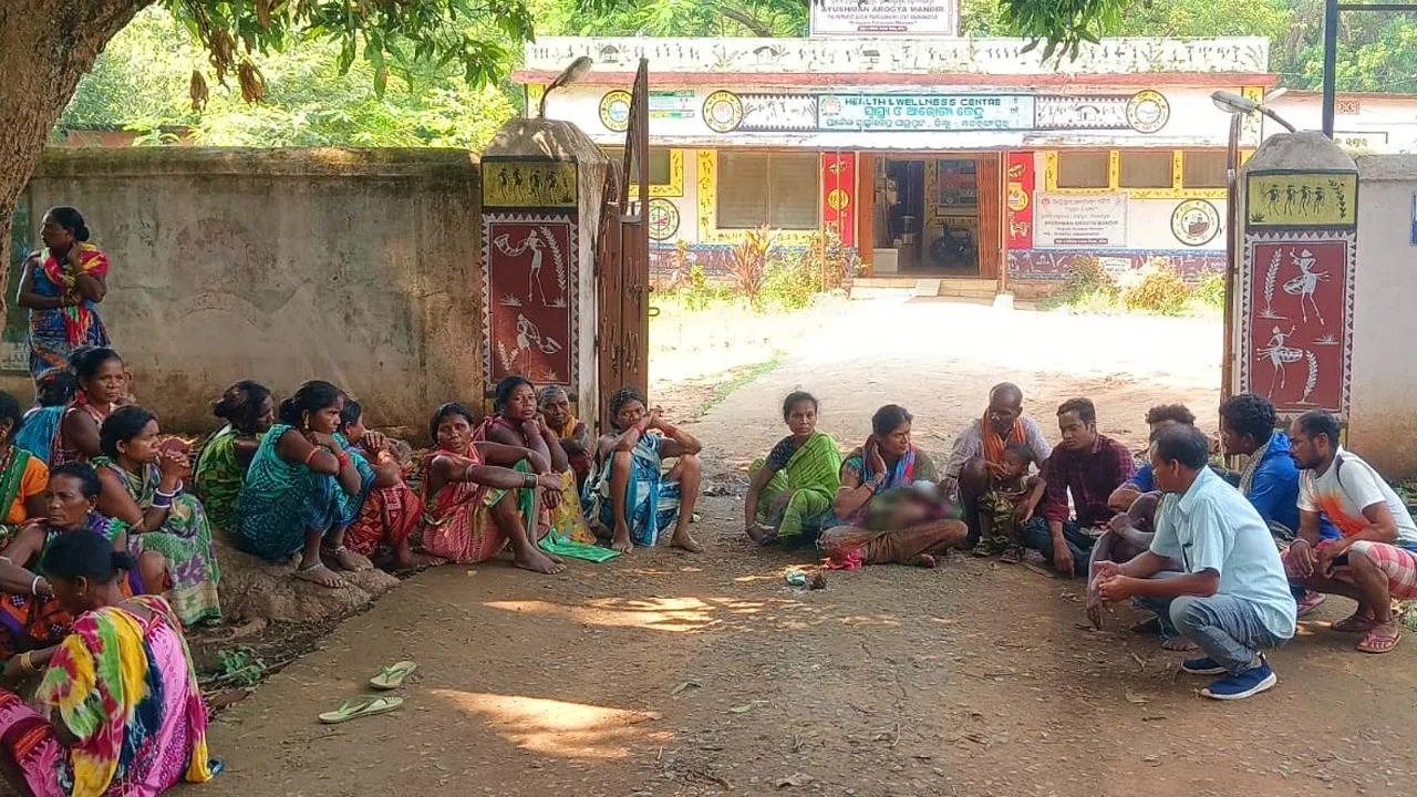  ଟିକା ନେବା ପରେ ଶିଶୁକନ୍ୟାର ମୃତ୍ୟୁ: ମୃତଦେହ ଧରି ଧାରଣା ଦେଲେ ପରିବାର ଲୋକେ