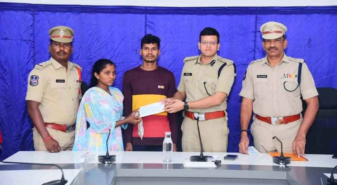  ୱାରଙ୍ଗାଲ ପୁଲିସ ନିକଟରେ ମାଓବାଦୀ ଦମ୍ପତିଙ୍କ ଆତ୍ମସମର୍ପଣ 