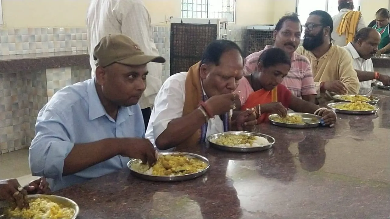  ଆହାର କେନ୍ଦ୍ରରେ ଖାଇଲେ ବିଧାୟକ: ଲମ୍ବା ଧାଡ଼ିରେ ଛିଡ଼ାହୋଇ ଟୋକନ୍‌ନେଲେ