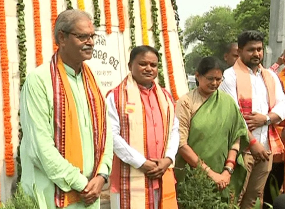  ଓଡ଼ିଶାର ବରପୁତ୍ରମାନଙ୍କ ପ୍ରତିମୂର୍ତ୍ତିରେ ମାଲ୍ୟାର୍ପଣ କଲେ ଭାବୀ ମୁଖ୍ୟମନ୍ତ୍ରୀ ମୋହନ ମାଝୀ