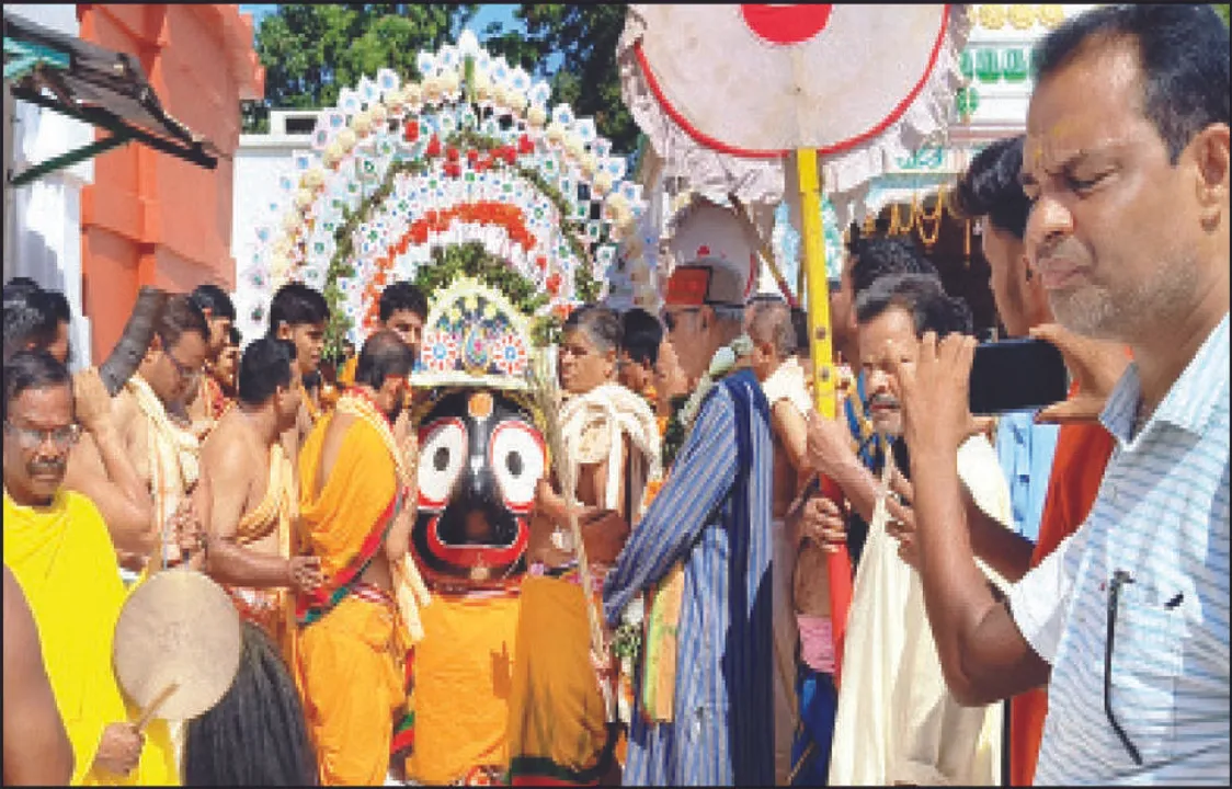  ରତ୍ନସିଂହାସନ ନିକଟରୁ ହୁଏ ଠାକୁରଙ୍କ ଛେରାପହଁରା: ତୃତୀୟ ଶ୍ରୀକ୍ଷେତ୍ର ନୀଳଗିରିରେ ଅନନ୍ୟ ରଥଯାତ୍ରା