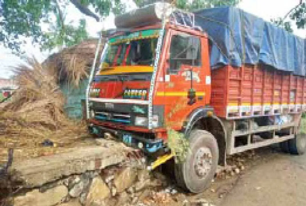 ଚା ଦୋକାନକୁ ମାଡ଼ିଗଲା ଟ୍ରକ୍‌: ଦୋକାନୀ ମୃତ, ୪ ଆହତ, ଜଣେ ଗୁରୁତର