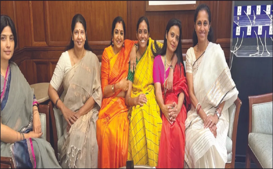  ‘ଯୋଦ୍ଧାମାନେ ଫେରିଆସିଛନ୍ତି’: ମହିଳା ସାଂସଦଙ୍କ ସହ ନିଜ ଫଟୋ ପୋଷ୍ଟ କଲେ ମହୁଆ ମୈତ୍ର
