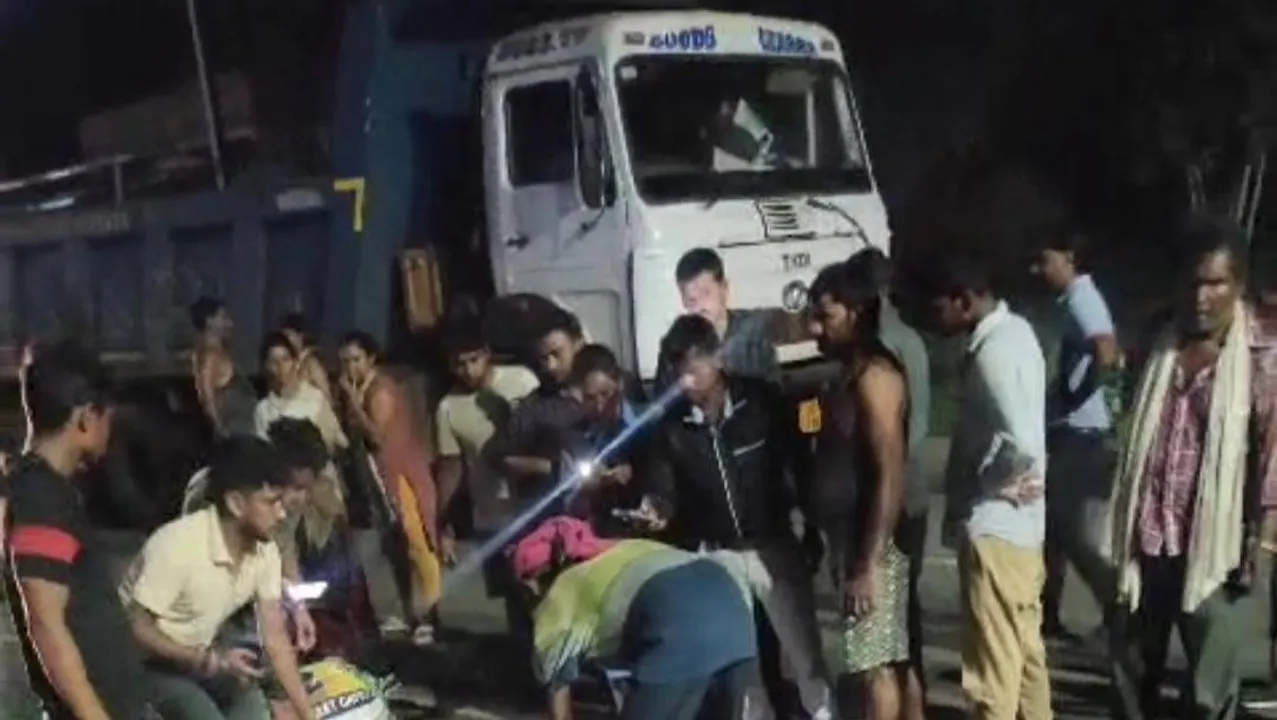  ଡିଭାଇଡରରେ ପିଟିହେଲା ସ୍କୁଟି, ୨ ମୃତ