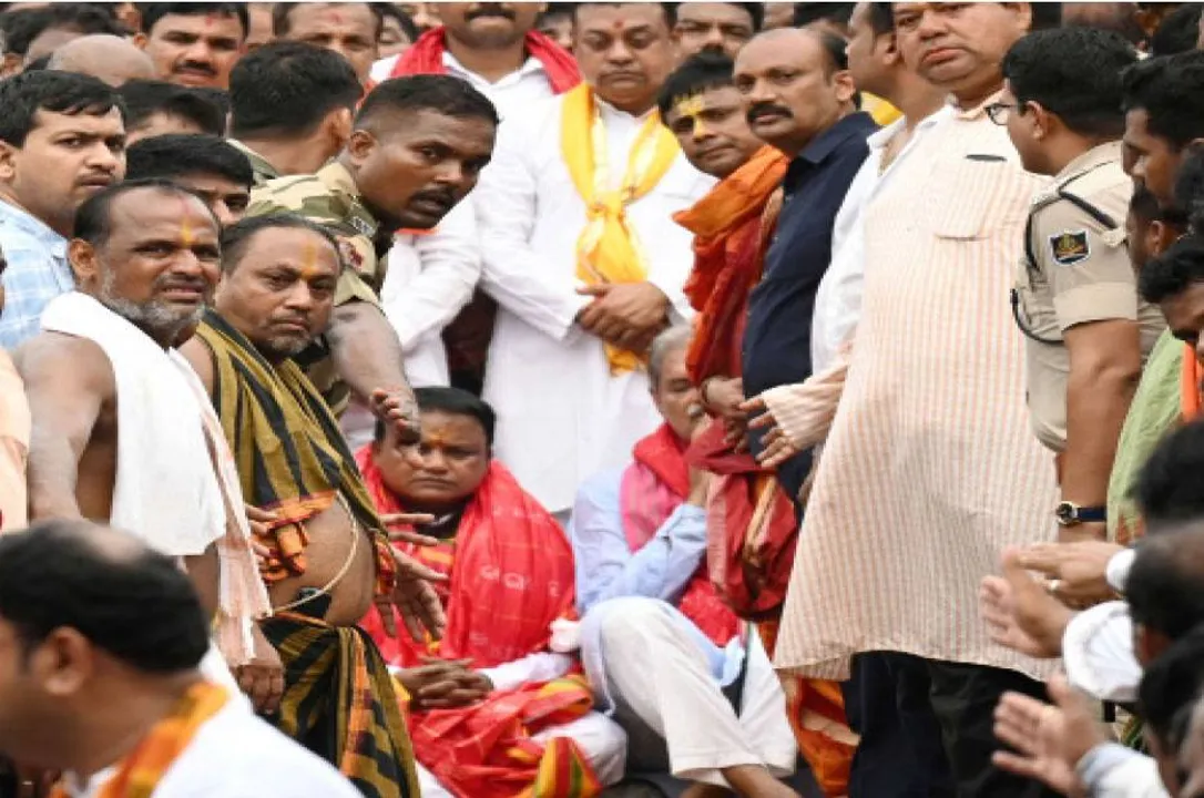  ଖୋଲିଲା ଚାରିଦ୍ବାର, ଭକ୍ତ ବିଭୋର: ବାଇଶି ପାହାଚରେ ବସିଲେ ମୁଖ୍ୟମନ୍ତ୍ରୀ
