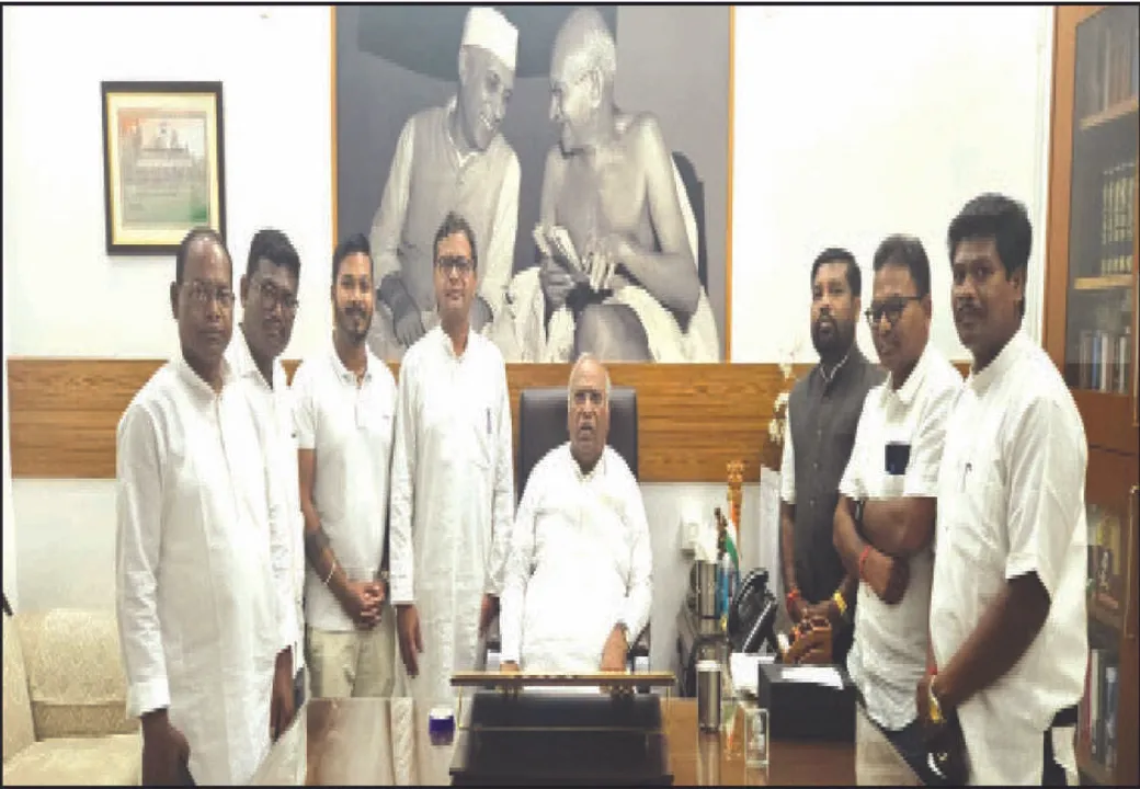  ୬ ବିଧାୟକଙ୍କୁ ଧରି ଏଆଇସିସି ଅଧ୍ୟକ୍ଷଙ୍କୁ ଭେଟିଲେ ସପ୍ତଗିରି: ଦିଲ୍ଲୀରେ ଓଡ଼ିଶା ସ୍ବର ତୀବ୍ର କରିବାକୁ ଦାବି ଜଣାଇଲେ
