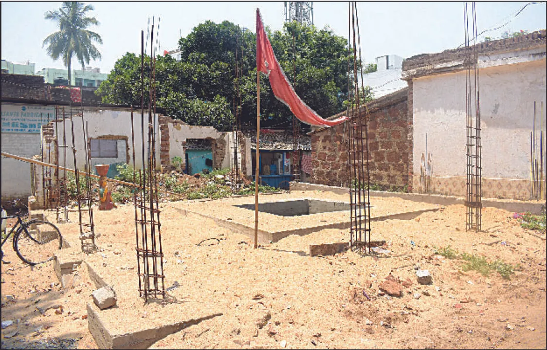  ଦୟନୀୟ ଅବସ୍ଥାରେ ଲକ୍ଷ୍ମୀସାଗର ତ୍ରିନାଥ ମନ୍ଦିର: କ୍ଲବ୍‌ ଘରେ ଅସ୍ଥାୟୀ ‌ପିଣ୍ଡିରେ ଠାକୁର