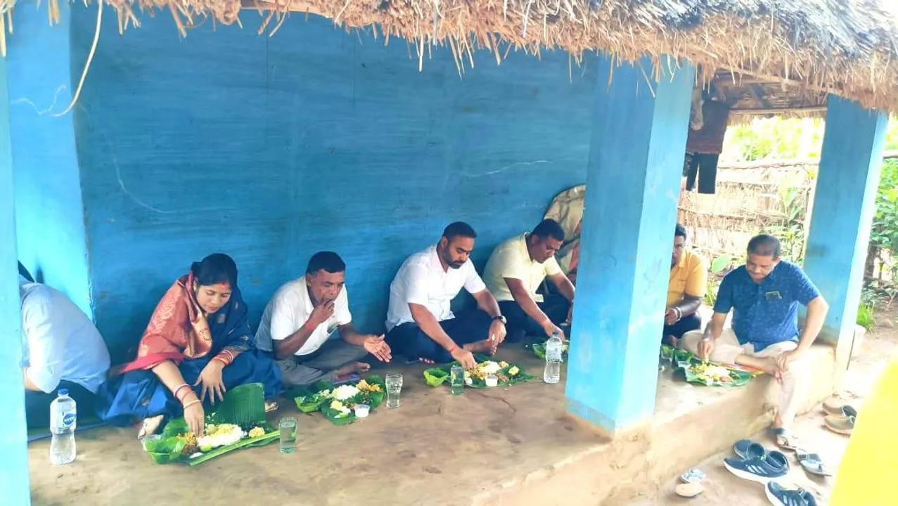  କାଳିଆପାଣି ଖଣିଅଞ୍ଚଳର ଏକ ଆଦିବାସୀ ପରିବାରଙ୍କ ଘରପିଣ୍ଡାରେ ବସି ଭୋଜନ କରୁଛନ୍ତି ପୂର୍ବତନ ମନ୍ତ୍ରୀ ଇଂ ପ୍ରୀତିରଞ୍ଜନ ଘଡ଼ାଇ।