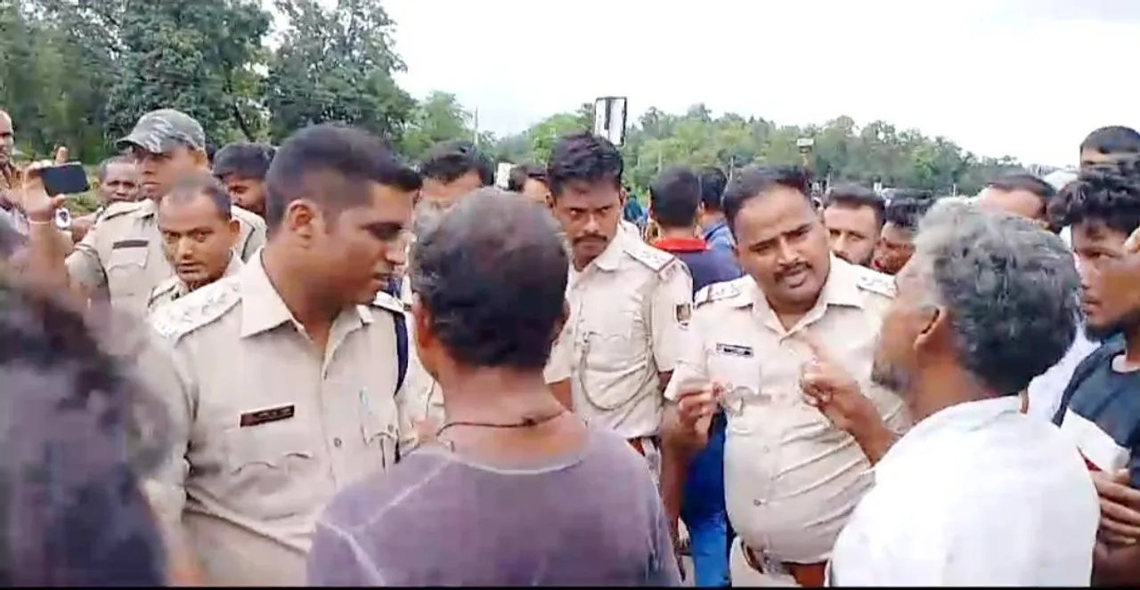  ବୃଦ୍ଧଙ୍କ ମୁଣ୍ଡ ଉପରେ ଚଢ଼ିଗଲା ଟ୍ରକ୍‌: ଉତ୍ତ୍ୟକ୍ତ ଲୋକଙ୍କ ରାସ୍ତାରୋକ