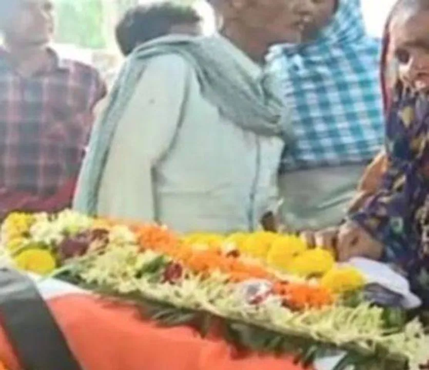  ଗାଁ ମାଟିରେ ପହଞ୍ଚିଲା କମଳା ପୂଜାରୀଙ୍କ ପାର୍ଥିବ ଶରୀର