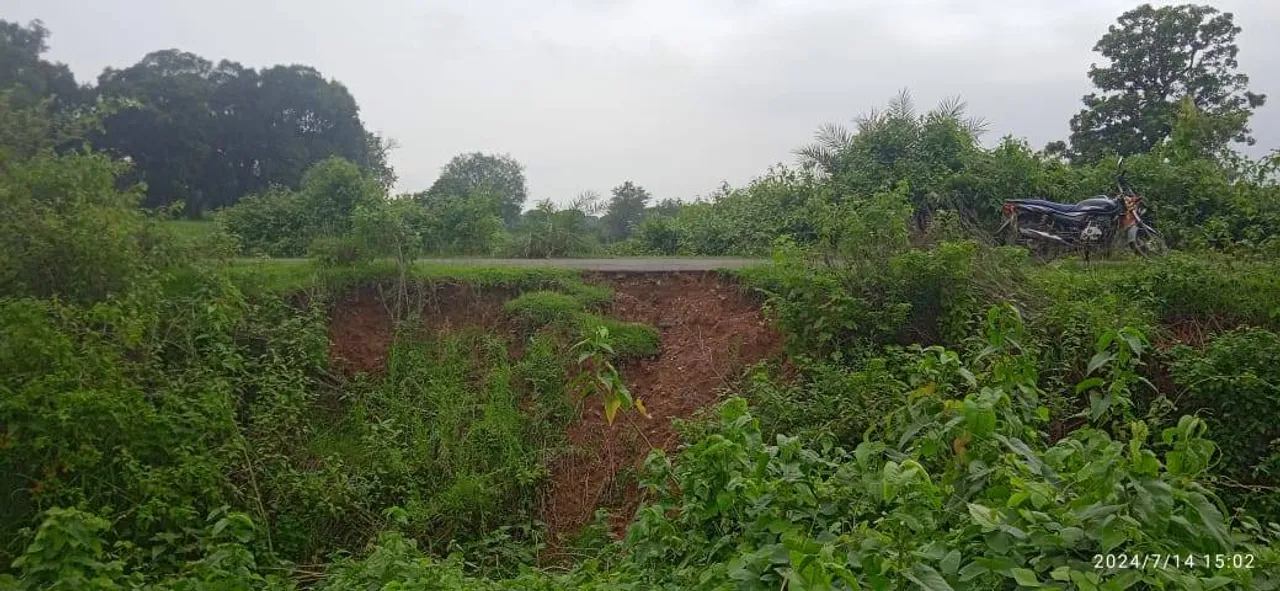  ବର୍ଷାପାଣିରେ ଧୋଇଯାଉଛି ରାସ୍ତା; ସମାଧାନ ପାଇଁ ଗ୍ରାମବାସୀଙ୍କ ଦାବି