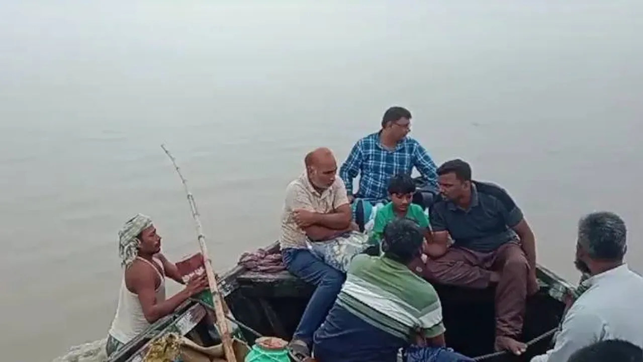  ନଦୀରେ ରାସ୍ତାଭୁଲି ଯାଇଥିଲେ ଶିକ୍ଷକଭର୍ତ୍ତି ଡଙ୍ଗାର ନାବିକ: ଉପସ୍ଥିତ ବୁଦ୍ଧି ଖଟାଇ ମୃତ୍ୟୁମୁଖରୁ ଫେରି ଆସିଲେ