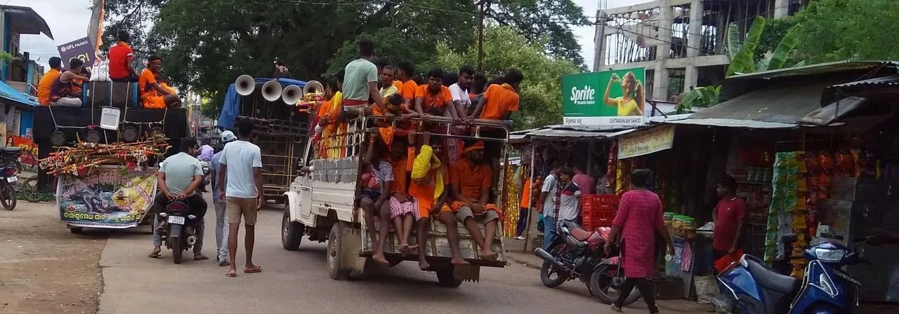  ଯାଜପୁରରୁ ବାବା ଆଖଣ୍ଡଳମଣିଙ୍କ ବାଟରେ କାଉଡ଼ିଆଙ୍କ ବିପଦପୂର୍ଣ୍ଣ ଯାତ୍ରା