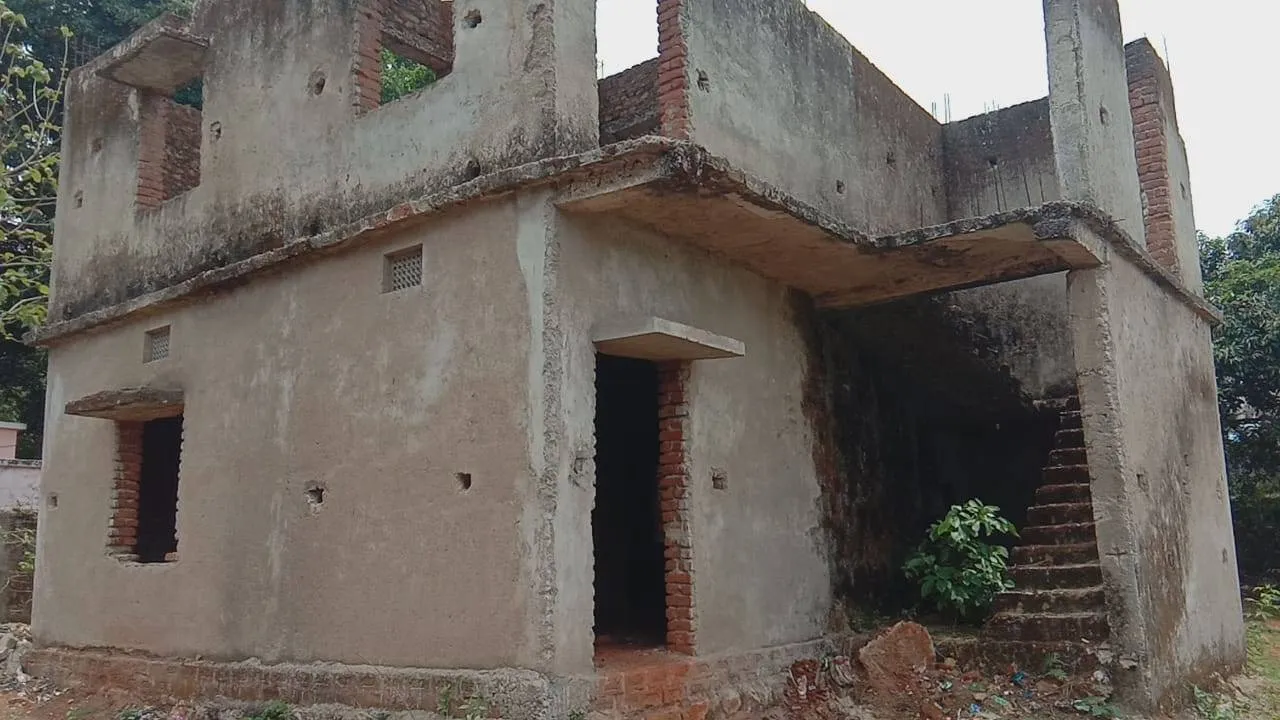  ଅସାମାଜିକ ବ୍ୟକ୍ତିଙ୍କ ଆଡ୍ଡାସ୍ଥଳ ପାଲଟିଛି ଗୋଷ୍ଠୀ ସ୍ବାସ୍ଥ୍ୟ କେନ୍ଦ୍ର ପରିସରରେ ଥିବା ଅର୍ଦ୍ଧ ନିର୍ମିତ ଷ୍ଟାଫ୍ କ୍ୱାର୍ଟର