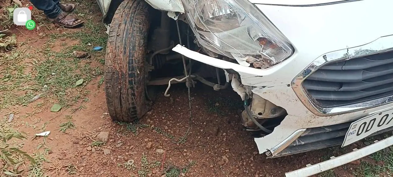  ସ୍କୁଟି ଆରୋହୀ ଦମ୍ପତିଙ୍କୁ ବଞ୍ଚାଇବାକୁ ଯାଇ ଘାଟିରେ କାର ଦୁର୍ଘଟଣାଗ୍ରସ୍ତ, ଅଳ୍ପକେ ବର୍ତ୍ତିଲେ ୫ ଜଣ