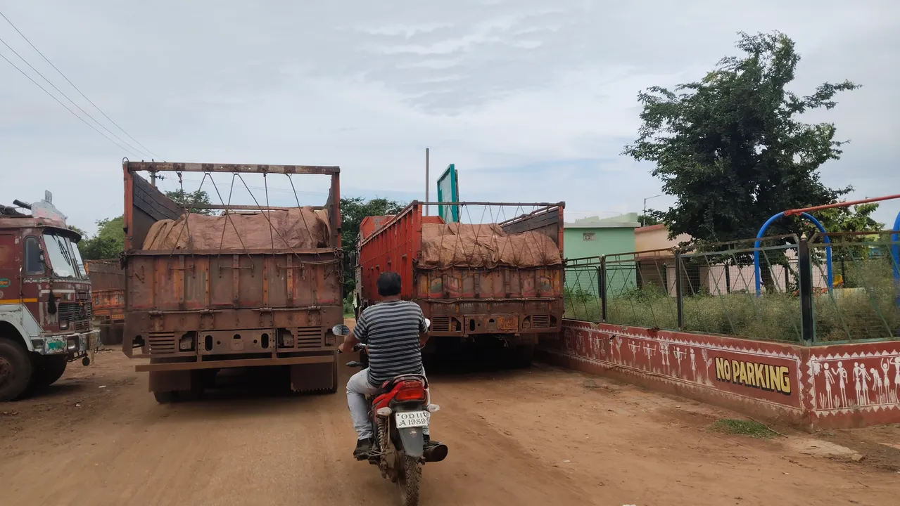  ନୋ ପାର୍କିଂ ସ୍ଥାନରେ ଭାରିଯାନ ରହୁଛି ଭାରିଯାନ