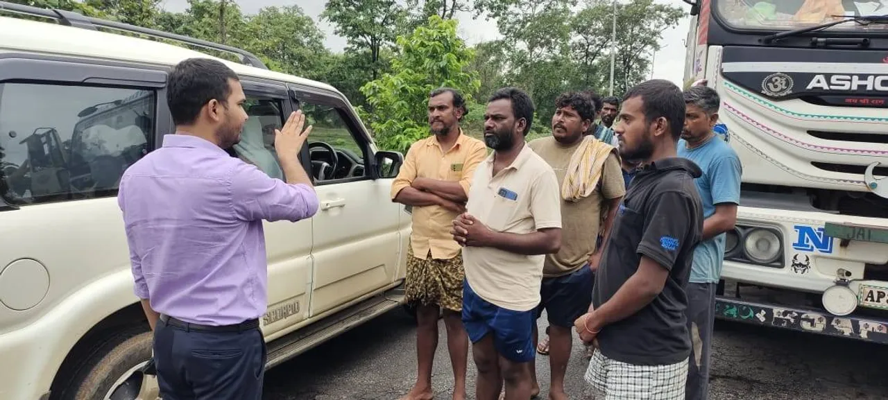  ସମ୍ବାଦ ପ୍ରଭାବ: ମୋଟୁରେ ପହଞ୍ଚିଲେ ଜିଲ୍ଲାପାଳ, ଟ୍ରକ କର୍ମଚାରୀଙ୍କୁ ବାଣ୍ଟିଲେ ଖାଦ୍ୟ